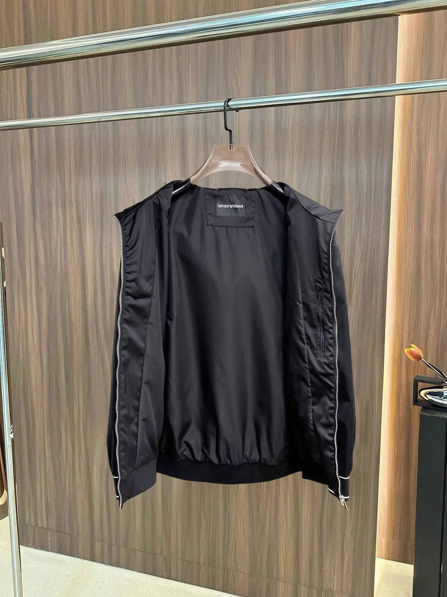 Armani official website Same Style, complete with three labels, on sale in advance. 2026 Autumn and Winter New Arrival men's jacket, Original with complete three labels, Premium version. Custom-made fabrics at the counter. Breathable, high comfort, impeccable details, brand element design concept, reflecting high quality. It feels delicate and soft, presents a casual cut, and has a great upper body shape. Sizes: M～3XL,